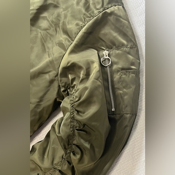 Sincerely Jules Women’s Satin Chic Olive Green Bomber Jacket Zipper Detail - Picture 5 of 16
